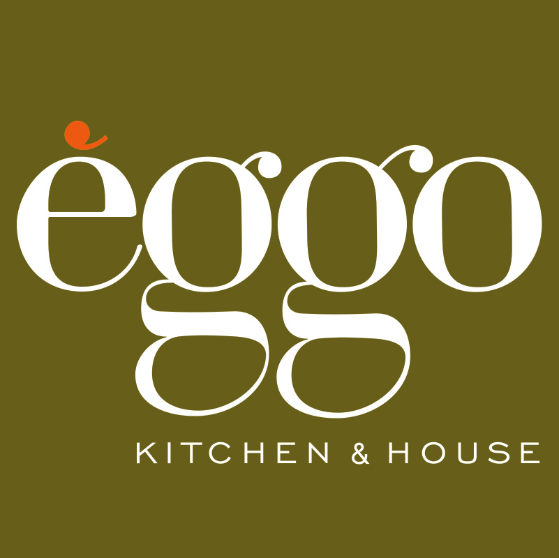 Logo blanc "èggø" avec un accent orange sur fond vert olive, suivi du texte "KITCHEN & HOUSE".