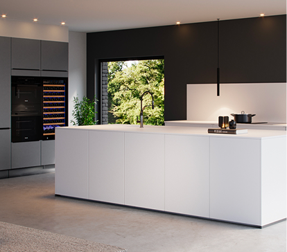 Îlot de cuisine blanc avec évier intégré, entouré de mobilier gris, plante verte, et fenêtre donnant sur un jardin.