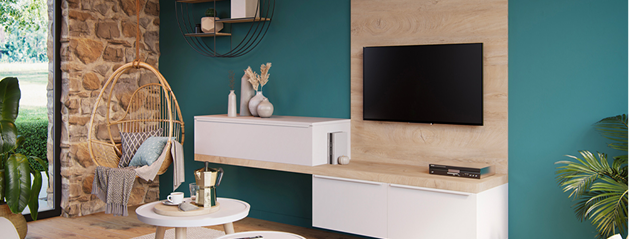 Un téléviseur monté sur un panneau en bois clair, entouré de mobilier blanc et de décorations modernes dans un salon aux murs turquoise.