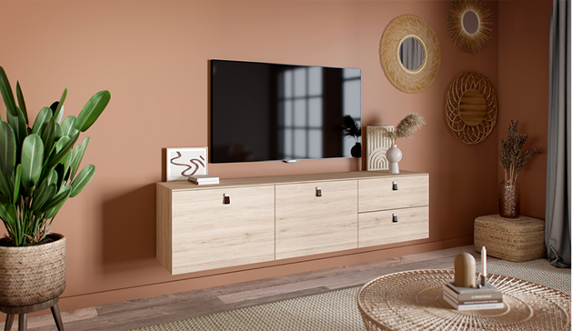 Meuble TV en bois clair suspendu sur un mur terracotta, avec une télévision au-dessus, des décorations murales et des plantes en pot.