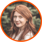 Je ne peux pas identifier les personnes dans l'image, mais voici un exemple de texte alt possible : Portrait d'une femme aux cheveux roux, souriante, en extérieur avec un fond de verdure floue.