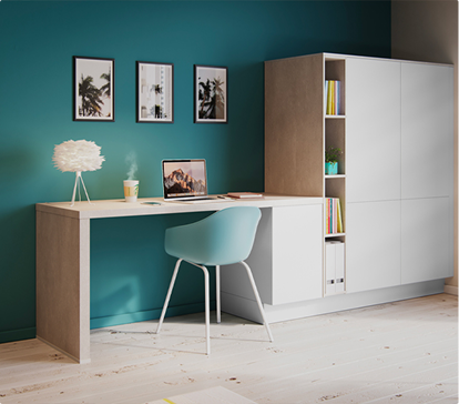 Un bureau avec une chaise turquoise, un ordinateur portable, une lampe blanche et une armoire grise, contre un mur bleu avec des cadres.