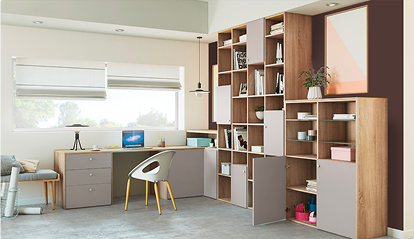 Bureau moderne avec étagères en bois clair, chaises blanches, ordinateur portable et décorations, éclairé par une fenêtre avec stores blancs.
