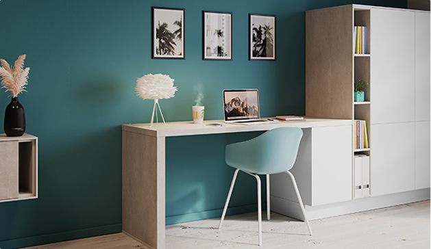 Bureau avec chaise bleu clair, ordinateur portable, lampe blanche et décorations murales sur fond de mur bleu, étagère blanche adjacente.