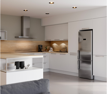 Cuisine moderne avec meubles blancs, plan de travail en bois clair, réfrigérateur en acier inoxydable, et îlot central avec vaisselle noire et blanche.