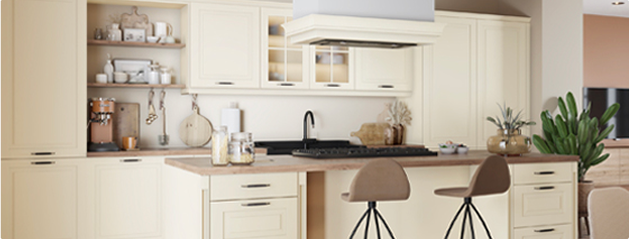 Cuisine moderne avec îlot central en bois, chaises hautes marron, meubles crème, étagères ouvertes et plantes vertes.