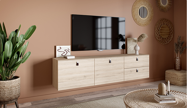 Meuble TV mural en bois clair sous un écran noir, avec des décorations et plantes sur fond de mur brun.