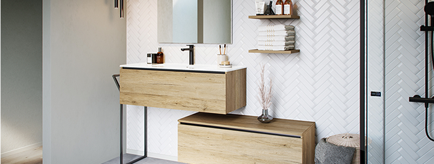 Meuble de salle de bain en bois clair avec lavabo blanc, miroir, étagères murales, et carrelage mural en chevrons blancs.