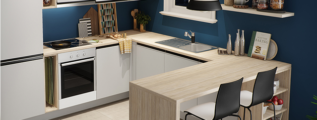 Cuisine moderne avec meubles blancs et plan de travail en bois clair, tabourets noirs, et mur bleu. Évier et four intégrés.