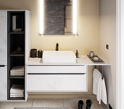 Une salle de bain moderne avec meuble blanc, lavabo rectangulaire, miroir éclairé, étagères ouvertes avec serviettes pliées et accessoires noirs.
