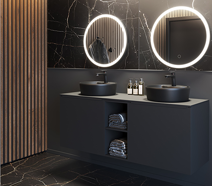 Deux vasques noires sur un meuble gris avec miroirs ronds éclairés, flacons et serviettes pliées, mur et sol noirs marbrés.