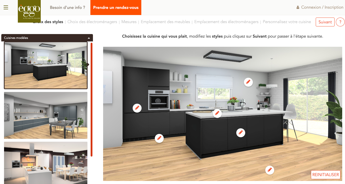 Cuisine moderne avec îlot central noir, plan de travail clair, étagères blanches, et grandes baies vitrées donnant sur un jardin.