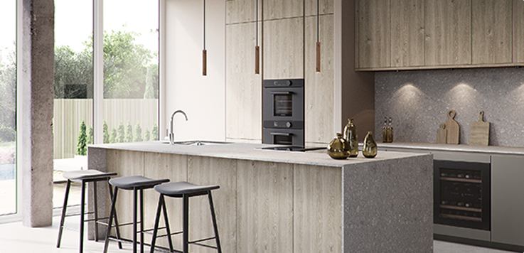 Cuisine moderne avec îlot central en bois clair, trois tabourets noirs, électroménagers encastrés et décoration en verre sur le plan de travail.