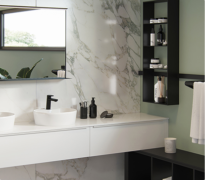 Salle de bain moderne avec vasque blanche, robinet noir, miroir et étagères noires contenant des produits, sur fond de mur en marbre.