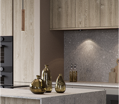 Cuisine moderne avec meubles en bois clair, plan de travail en pierre grise et bouteilles décoratives en verre marron sur l'îlot central.