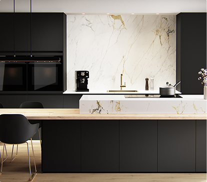 Cuisine moderne avec armoires noires, plan de travail en bois clair, dosseret en marbre blanc et accessoires de cuisine noirs.