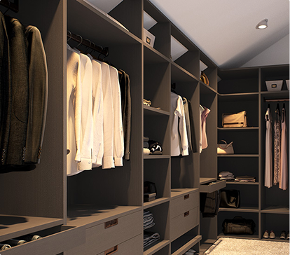 Une penderie moderne avec des chemises blanches et vestes noires suspendues, des étagères contenant des sacs, des chaussures et des vêtements pliés.