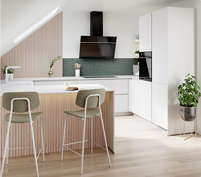 Cuisine moderne avec îlot central en bois clair, tabourets verts, mur en bois à gauche, et crédence verte. Hotte noire et plantes décoratives.