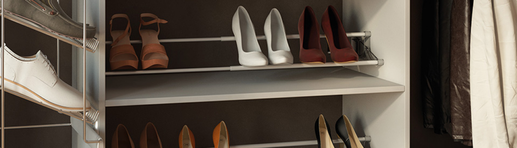 Étagère de rangement avec des chaussures blanches, rouges et beiges disposées sur deux niveaux, à côté de vêtements suspendus.